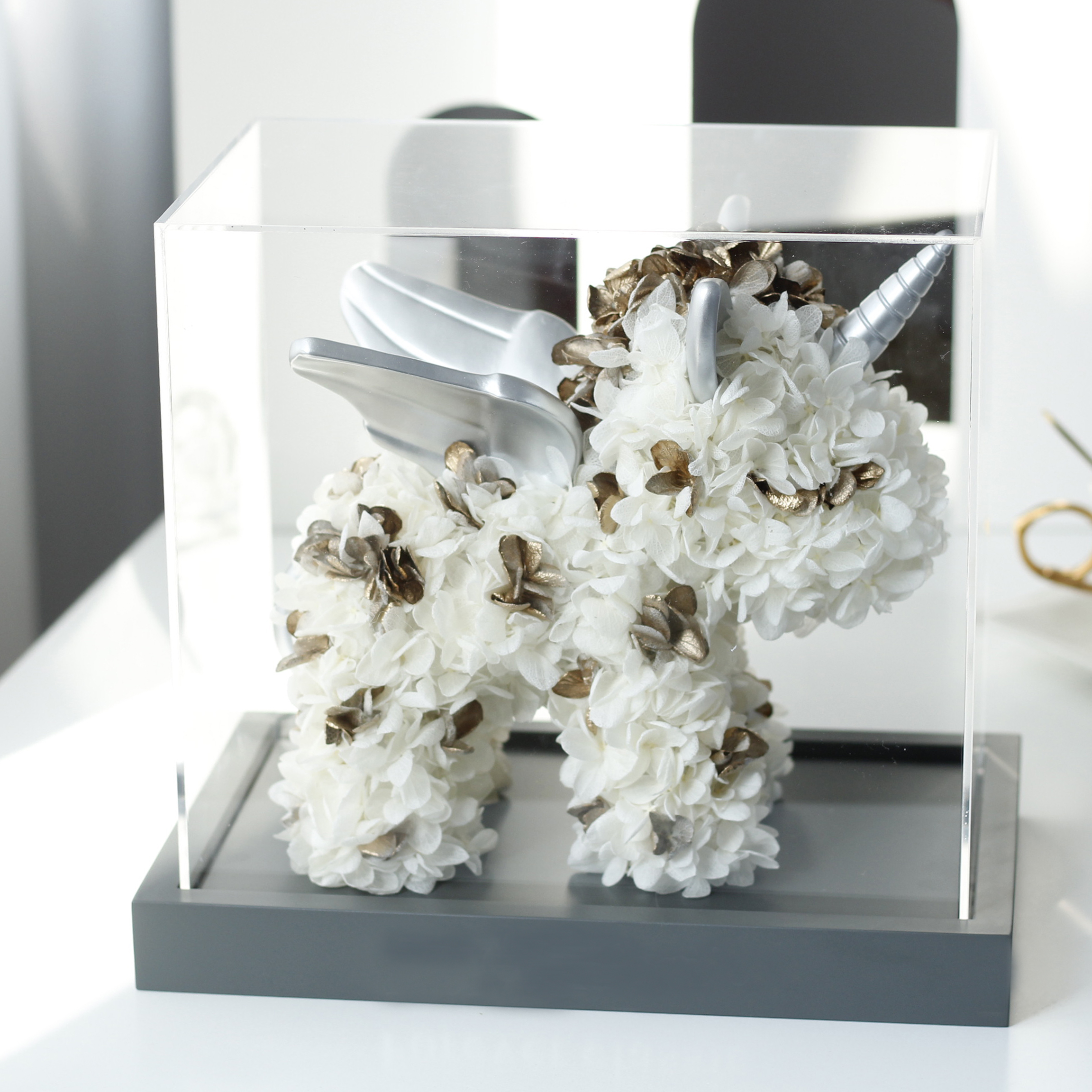 Luxury preserved rose unicorn is a handcrafted gift with dozens of delicate roses. A romantic and whimsical floral gift by Floral Isle — perfect for Valentine’s Day, birthdays, baby showers, or home décor. Elegant, long-lasting, and designed to impress.