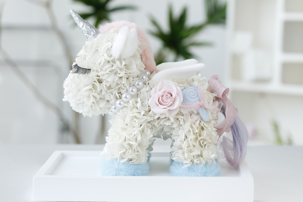 The Preserved hydrangeas Unicorn – a luxury forever flower gift handcrafted with real preserved blooms. Elegant, whimsical, and everlasting, this floral unicorn makes the perfect romantic or birthday gift for her. Ideal for Valentine’s Day, anniversary, or baby shower décor. Bloom 3+ years。