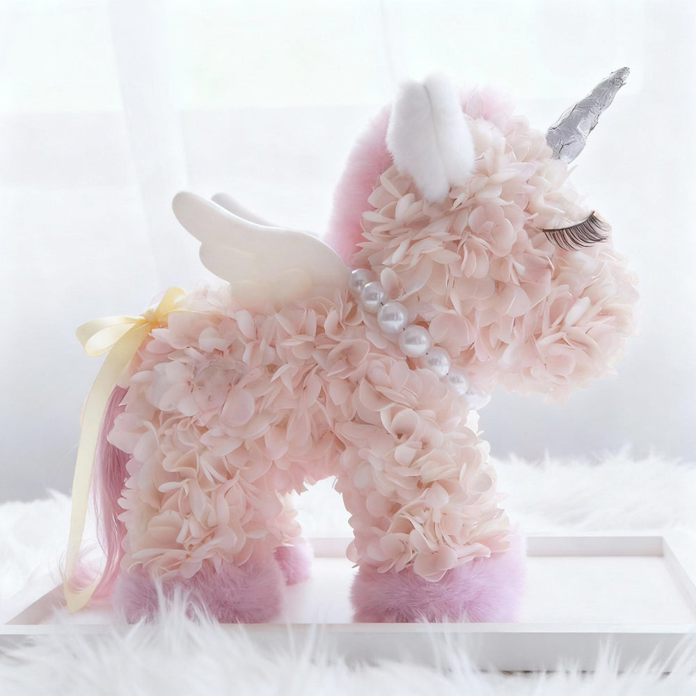 The Preserved hydrangeas Unicorn – a luxury forever flower gift handcrafted with real preserved blooms. Elegant, whimsical, and everlasting, this floral unicorn makes the perfect romantic or birthday gift for her. Ideal for Valentine’s Day, anniversary, or baby shower décor. Bloom 3+ years。