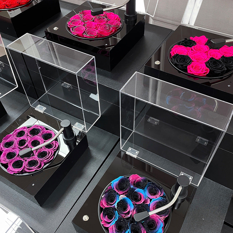 Our Eternal Roses Gramophone Arrangement, a luxurious preserved flower gift designed to capture your hearts. Each rose is carefully arranged in a vintage-inspired gramophone base. Perfect for Valentine’s Day, birthdays, anniversaries, or romantic surprises. Bloom 3+ years.