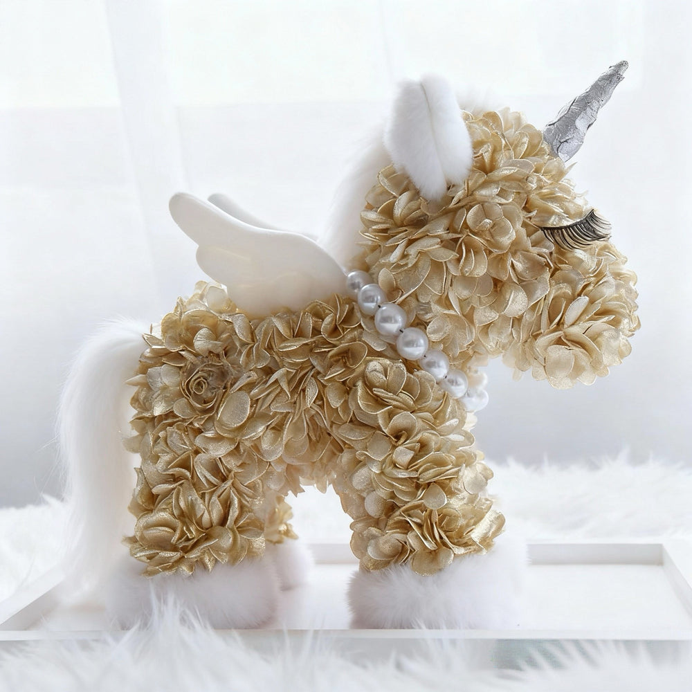 The Preserved hydrangeas Unicorn – a luxury forever flower gift handcrafted with real preserved blooms. Elegant, whimsical, and everlasting, this floral unicorn makes the perfect romantic or birthday gift for her. Ideal for Valentine’s Day, anniversary, or baby shower décor. Bloom 3+ years。